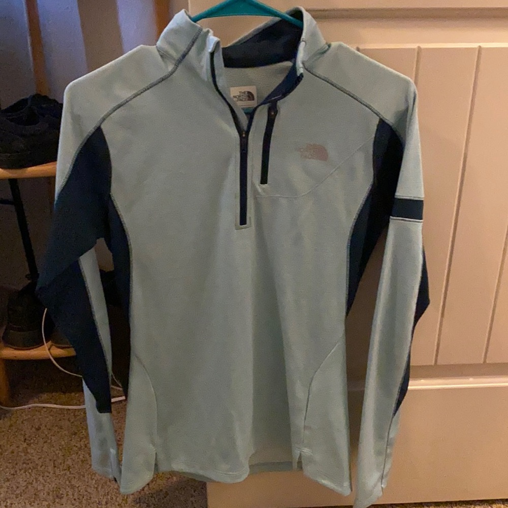 The north face pull over sweater. Like new!
